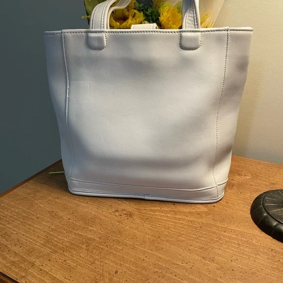 Coach Y2K Glovetanned CreamTote Bag with Gold Tag Accents - Picture 5 of 7